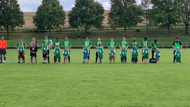 Das erste Heimspiel des SV Herschfeld am Sonntag, 1. August, war was ganz Besonderes und löste Gänsehaut aus. Statt Kleidchen und Hemd bekamen die kleinen Sonnenstrahlen Trikots vom SV Herschfeld übergezogen und liefen gemeinsam mit der 1. Mannschaft auf den Fußballplatz ein. Selbst die Gegner und der Schiedsrichter waren positiv beeindruckt. Abteilungsleiter und Torwart der 1. Mannschaft Robin Dieterich und der Vorstand vom SV Herschfeld legen sehr viel Wert auf das Wohlbefinden von Familien und sind stolz sich als ein familienorientierter Verein zu betiteln. Nachdem Einlauf, durften sich die Kinder auf der Hüpfburg austoben und sich über Glitzertattoos erfreuen. Dieterich wird sich für die weiteren Heimspiele vom SV Herschfeld immer etwas Besonderes einfallen lassen, die Ankündigungen dazu können rechtzeitig auf der Vereinshomepage (www.sv-herschfeld.de) eingesehen werden. Das erste Heimspiel des SV Herschfeld am Sonntag, 1. August, war was ganz Besonderes und löste Gänsehaut aus. Statt Kleidchen und Hemd bekamen die kleinen Sonnenstrahlen Trikots vom SV Herschfeld übergezogen und liefen gemeinsam mit der 1. Mannschaft auf den Fußballplatz ein. Selbst die Gegner und der Schiedsrichter waren positiv beeindruckt. Abteilungsleiter und Torwart der 1. Mannschaft Robin Dieterich und der Vorstand vom SV Herschfeld legen sehr viel Wert auf das Wohlbefinden von Familien und sind stolz sich als ein familienorientierter Verein zu betiteln. Nachdem Einlauf, durften sich die Kinder auf der Hüpfburg austoben und sich über Glitzertattoos erfreuen. Dieterich wird sich für die weiteren Heimspiele vom SV Herschfeld immer etwas Besonderes einfallen lassen, die Ankündigungen dazu können rechtzeitig auf der Vereinshomepage (www.sv-herschfeld.de) eingesehen werden.