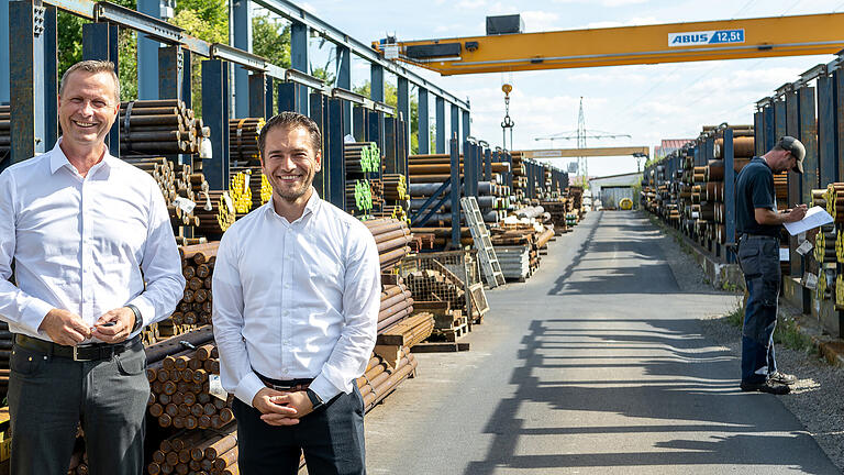 Oliver Madinger (links) und Sven Geyer (Geschäftsführer der Madinger GmbH) im umfangreichen Stahlaußenlager in Euerbach, das eine Lagerkapazität von bis zu 6000 Tonnen Stahl aufweist.