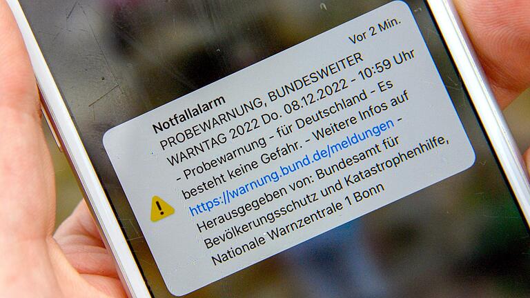 Wer eine Warn-App installiert oder die Benachrichtigung auf seinem Handy aktiviert hat, sollte am Donnerstag beim bayernweiten Warntag informiert werden.