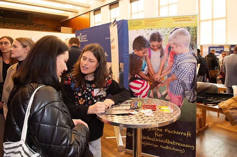 Olga Chabanenko interessiert sich für eine Weiterbildung im Bereich Kinderbetreuung. Martina Großmannvon der Fachakademie für Sozialpädagogik macht ihr Mut. Olga Chabanenko interessiert sich für eine Weiterbildung im Bereich Kinderbetreuung. Martina Großmannvon der Fachakademie für Sozialpädagogik macht ihr Mut.
