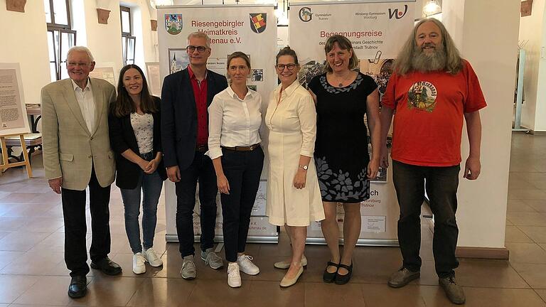 Bei der Ausstellungseröffnung (von links): Stadtrat Willi Dürrnagel, Anuschka Heid (Internationales Büro), Uwe Kirschstein (Bürgermeister der Stadt Forchheim) Judith Roth-Jörg (Bürgermeisterin der Stadt Würzburg), Claudia Rabenstein (2. Vorsitzende des Riesengebirgler Heimatkreises Trautenau), Karen Flöter (Wirsberg-Gymnasium und Heimatkreis Braunau) und Wigbert Baumann (1. Vorsitzender des Riesengebirgler Heimatkreises Trautenau). Bei der Ausstellungseröffnung (von links): Stadtrat Willi Dürrnagel, Anuschka Heid (Internationales Büro), Uwe Kirschstein (Bürgermeister der Stadt Forchheim) Judith Roth-Jörg (Bürgermeisterin der Stadt Würzburg), Claudia Rabenstein (2. Vorsitzende des Riesengebirgler Heimatkreises Trautenau), Karen Flöter (Wirsberg-Gymnasium und Heimatkreis Braunau) und Wigbert Baumann (1. Vorsitzender des Riesengebirgler Heimatkreises Trautenau).