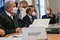 Prozess Pechstein um Schadenersatz       -  Claudia Pechstein sitzt mit ihren Anwälten im Gerichtssaal.