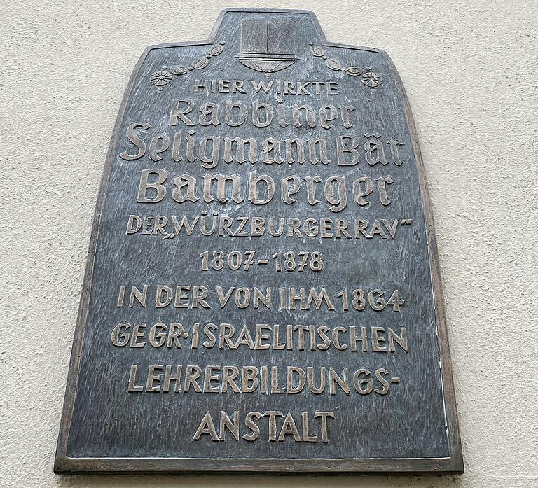 Das Gedenkschild für Rabbiner Seligmann Bär Bamberger, den Gründer der Israelitischen Lehrerbildungsanstalt in der Würzburger Bibrastraße, gibt es bereits seit 1980. Das Gedenkschild für Rabbiner Seligmann Bär Bamberger, den Gründer der Israelitischen Lehrerbildungsanstalt in der Würzburger Bibrastraße, gibt es bereits seit 1980.
