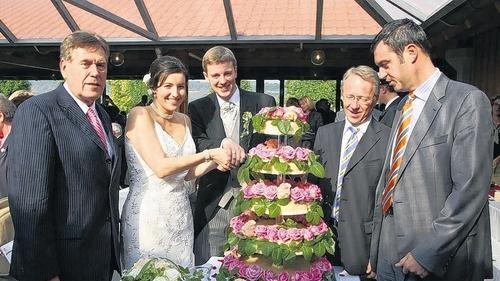 Glückwunsch: Glos zählt im Sommer 2006 in Limbach (Lkr. Haßberge) zu den Gästen bei der Hochzeit von MdB und künftiger CSU-Vize-Generalsekretärin Dorothee Bär mit Oliver Bär. Glückwunsch: Glos zählt im Sommer 2006 in Limbach (Lkr. Haßberge) zu den Gästen bei der Hochzeit von MdB und künftiger CSU-Vize-Generalsekretärin Dorothee Bär mit Oliver Bär.
