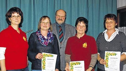 Dem Garten- und Verschönerungsverein Roden treu: Vorsitzende Karin Steinbauer (von links), Marga Herrmann, Bürgermeister Otto Dümig, Lore Schick und Erika Schwarz.