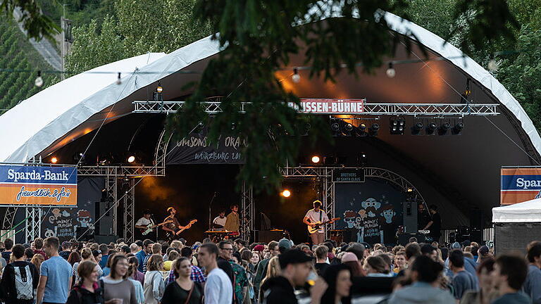 Nicht mehr lange und auf den Mainwiesen werden sich - wie hier im vergangenen Jahr - wieder viele tausende Menschen auf dem „Umsonst &amp; Draussen“- Festival tummeln.&nbsp;