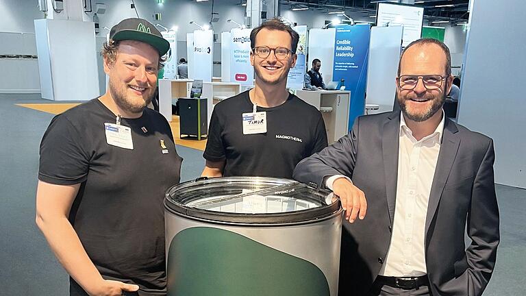 Freuen sich auf die gemeinsame Zusammenarbeit (von links): Maximilian Fries und Timur Sirmann von Magnotherm sowie Gunther Wobser, geschäftsführender Gesellschafter von Lauda.