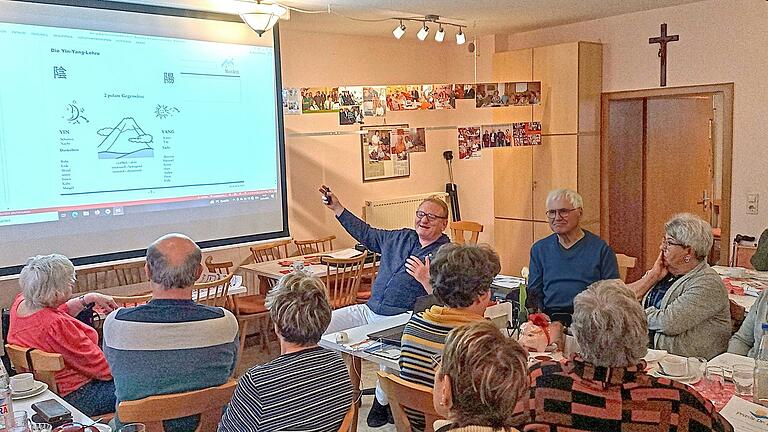 Dr. Eckl trägt engagiert seinen Vortrag vor.