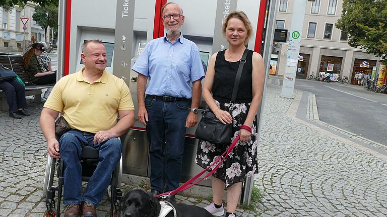 Der Vorstand des Beirats für Menschen mit Behinderung kämpft – nicht nur am ZOB - für Barrierefreiheit, Teilhabe, Mobilität: (von links) Markus Loch, Volker Hoffmann und Claudia Ramer mit Kando.