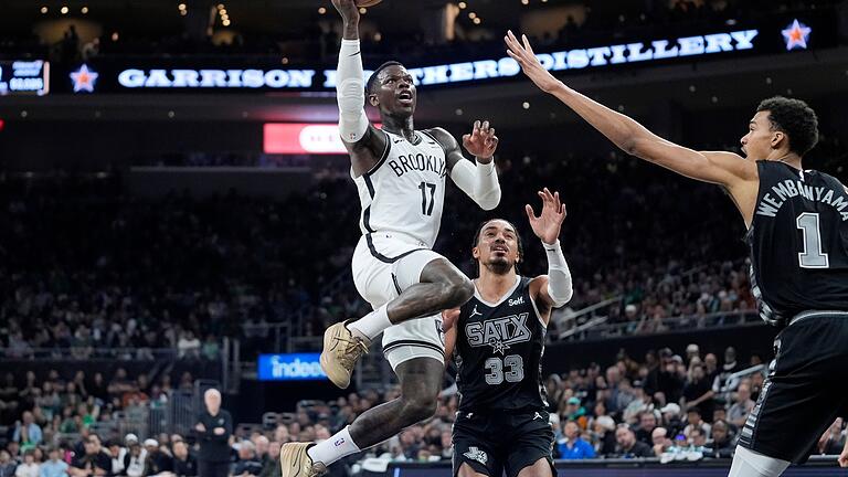 Dennis Schröder       -  Dennis Schröder (l) will mit den Brooklyn Nets in die Playoffs.