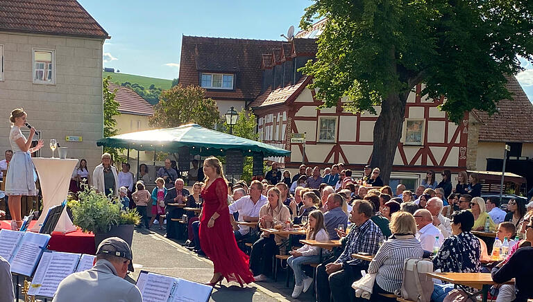 Auf dem vollbesetzten Platz zwischen historischem Rathaus und Dorfweiher fand die öffentliche Krönungszeremonie der 28. Stammheimer Weinprinzessin statt. Sowohl den Krönungs- als auch den Verabschiedungswein der Weinhoheiten gab es für alle Gäste gratis ins Glas. Auf dem vollbesetzten Platz zwischen historischem Rathaus und Dorfweiher fand die öffentliche Krönungszeremonie der 28. Stammheimer Weinprinzessin statt. Sowohl den Krönungs- als auch den Verabschiedungswein der Weinhoheiten gab es für alle Gäste gratis ins Glas.