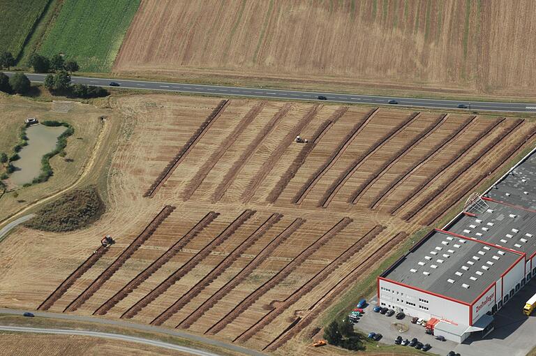 Das Sälzer Gewerbegebiet an der Schweinfurter Straße rückt nahezu an das Dorf heran. Nur das frühmittelalterliche Gräberfeld bleibt frei von Bebauung