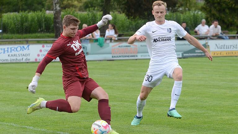 Marco Kunzmann (rechts) vom TSV Karlburg erzielte zwei Tore im Heimspiel gegen die DJK Dampfach. Thomas Schubert, der Torhüter der DJK Don Bosco Bamberg, musste an diesem Spieltag zwei Tore gegen Rimpar hinnehmen.