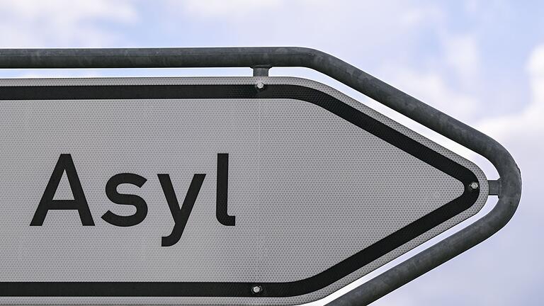 Flüchtlingsgipfel in Brandenburg.jpeg - Das Wort «Asyl» steht auf einem Wegweiser zur Erstaufnahme-Einrichtungen (EAE) des Landes Brandenburg in Eisenhüttenstadt. Flüchtlingsgipfel in Brandenburg.jpeg - Das Wort «Asyl» steht auf einem Wegweiser zur Erstaufnahme-Einrichtungen (EAE) des Landes Brandenburg in Eisenhüttenstadt.