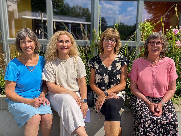 Die ehrenamtlichen Deutschlehrerinnen mit der Integrationsbeauftragten der Stadt Karlstadt (von links): Ursula Frey, Sakine Azodanlou, Christa Seufert und Daniela Schirmer. Die ehrenamtlichen Deutschlehrerinnen mit der Integrationsbeauftragten der Stadt Karlstadt (von links): Ursula Frey, Sakine Azodanlou, Christa Seufert und Daniela Schirmer.