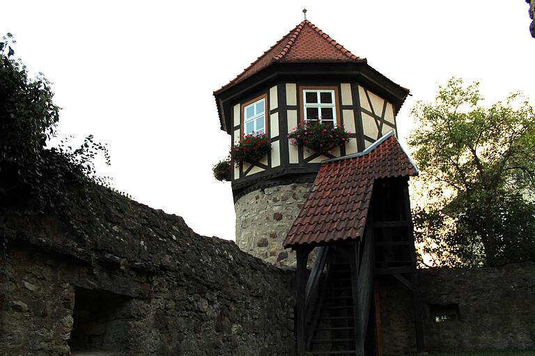 Der überdachte Treppenaufgang zum sogenannten Kisslingturm an der Ostheimer Kirchenburg ist marode und muss erneuert werden.