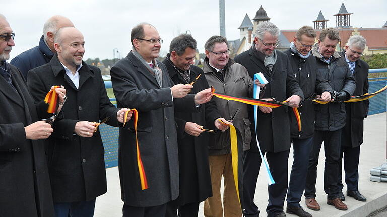 Verkehrsfreigabe des Ausbaus der A3 bei Wertheim zwischen Marktheidenfeld und Helmstadt: Bundesverkehrsminister Christian Schmidt schneidet mit Vertretern aus der Politik das symbolische Band für den Freigabe des Teilbereichs durch. Verkehrsfreigabe des Ausbaus der A3 bei Wertheim zwischen Marktheidenfeld und Helmstadt: Bundesverkehrsminister Christian Schmidt schneidet mit Vertretern aus der Politik das symbolische Band für den Freigabe des Teilbereichs durch.