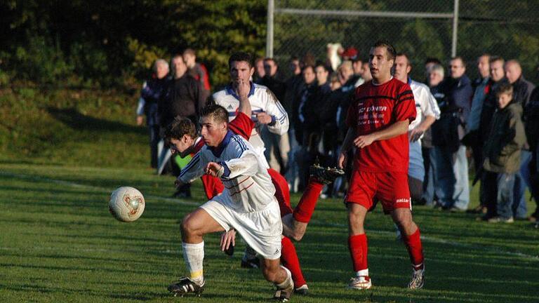 Unser Archivbild vom Oktober 2004 zeigt den Bad Kissinger Daniel May (links) im Spiel gegen Kickers Würzburg. Damals schoss der Angreifer des FC 06 sein Team mit zwei Treffern an die Tabellenspitze der Bezirksoberliga.Hopf       -  Unser Archivbild vom Oktober 2004 zeigt den Bad Kissinger Daniel May (links) im Spiel gegen Kickers Würzburg. Damals schoss der Angreifer des FC 06 sein Team mit zwei Treffern an die Tabellenspitze der Bezirksoberliga.Hopf