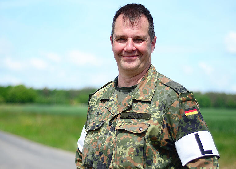 Oberstleutnant Sascha Zander bildet in Hammelburg Fallschirmjägerinnen und -jäger aus.