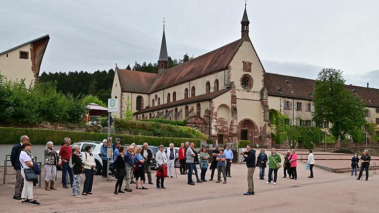 Treffpunkt für die Führung rund um Kloster Bronnbach war die Bushaltestelle unterhalb der Orangerie.