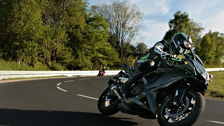 Die Kurven an der Staatsstraße 2790 sind beliebt bei Motorradfahrern. Der Lärm ärgert die Anlieger. Foto: Kerstin Junker       -  Die Kurven an der Staatsstraße 2790 sind beliebt bei Motorradfahrern. Der Lärm ärgert die Anlieger. Foto: Kerstin Junker