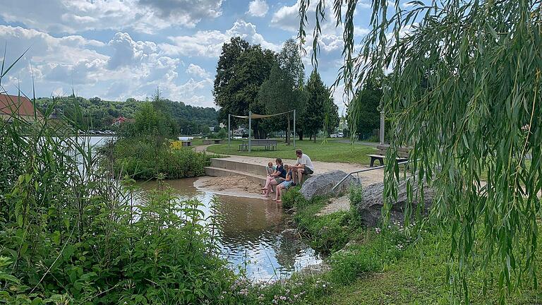 Die Badebucht in Segnitz lädt auch bei bewölktem Himmel zum Verweilen ein. An einem sonnigen Tag kann man dort gut im Main planschen.