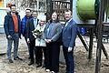 Aus Anlass der Übergabe haben sich Vertreter der Stadt Ochsenfurt und des Elisabethenvereins vor dem Goßmannsdorfer Kindergarten getroffen. Im Bild (von links) Dominik Lehrmann und Gerhard Englert von der Stadtverwaltung, Andreas Breu vom Elisabethenverein, Vroni Hofmann Elenya Hader von der fusionierten Kita und Bürgermeister Peter Juks.