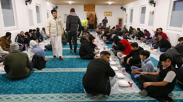Zum Iftar (Fastenbrechen) versammeln sich die Männer im großen Gebetsraum der Moschee, die Frauen und Kinder im ersten Stock. Zum Iftar (Fastenbrechen) versammeln sich die Männer im großen Gebetsraum der Moschee, die Frauen und Kinder im ersten Stock.