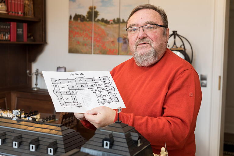 Der Balthasar Neumann der Spielzeugkiste: Tüftler Reinhold Dukat mit seinem Bauplan.&nbsp;