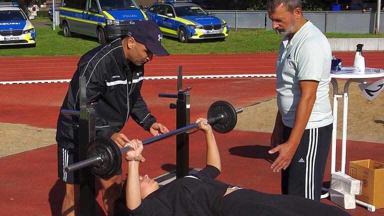 Jana Miller  beweist an der Langhantel ihre sportliche Fitness. Foto: Klaus Werner       -  Jana Miller  beweist an der Langhantel ihre sportliche Fitness. Foto: Klaus Werner