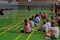 Gebannt beobachten die Kinder die Badminton-Demonstration von Andreas Ortlauf (links) und Leo Ziegler (rechts) beim Ferienprogramm des BC Bad Königshofen. Im Hintergrund verfolgen auch die Sportwartin Conny Helmreich (rechts) sowie die Betreuer Jonas Hummel und Lisa Helmreich das Spiel.