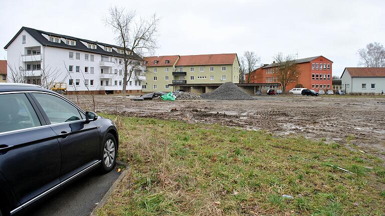 Wo früher das Krankenhaus Bad Königshofen stand, ist das Grundstück schon lange für den Neubau vorbereitet. Nun hat der Haushaltsausschuss des Landtags den Planungsauftrag vergeben. Federführend zuständig ist das Staatliche Bauamt in Schweinfurt.