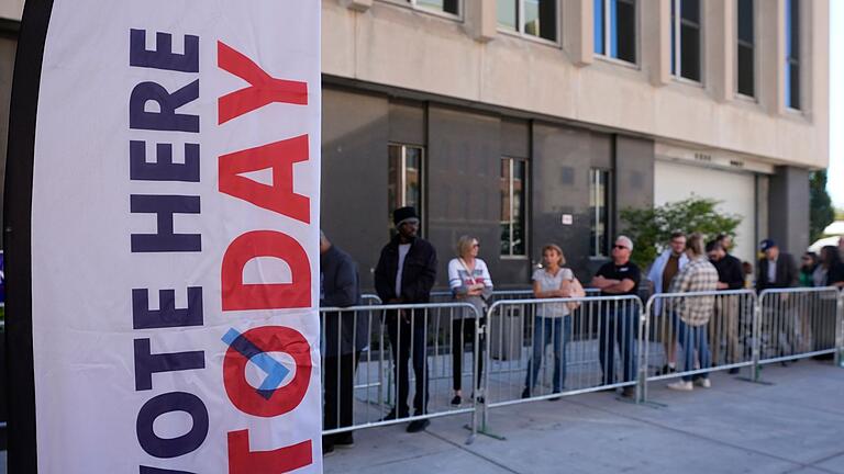 Wahlkampf in den USA - Vorgezogene Stimmabgabe in Indiana - In vielen US-Bundesstaaten ist eine vorzeitige Stimmabgabe wie hier in Indiana möglich. Mehr als 40 Millionen Menschen haben schon gewählt. Wahlkampf in den USA - Vorgezogene Stimmabgabe in Indiana - In vielen US-Bundesstaaten ist eine vorzeitige Stimmabgabe wie hier in Indiana möglich. Mehr als 40 Millionen Menschen haben schon gewählt.