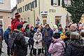 Gerhard Rauscher (erhöht) und Norbert Lenhard (daneben) erklären die Bedeutung der Judengasse. Seit dem Mittelalter verweist der Name der Straße auf die dortigen Wohngebäude, die Juden zugewiesen wurden. Juden wurden seit aus der Stadtbevölkerung ausgegrenzt und durften daher nur bestimmte Gebiete bewohnen. Teilweise waren das Ghettos, die den Jüdinnen und Juden nur sehr niedrige Lebensstandards boten.