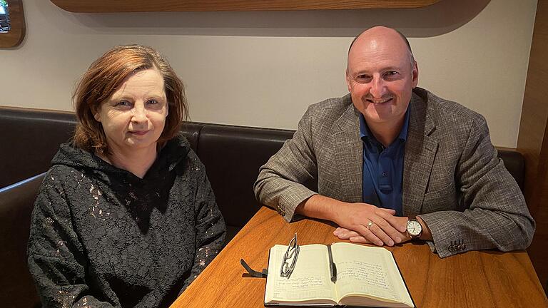 Bundestagsabgeordneter Bernd Rützel&nbsp;im Gespräch mit Schriftstellerin Krystyna Kuhn.