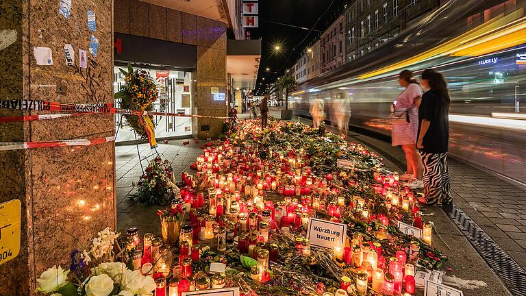 Nach dem Messerangriff am 25. Juni 2021 legten Passanten vor dem Kaufhaus in der Würzburger Innenstadt Blumen nieder und stellten Kerzen auf.