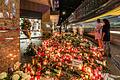 Nach dem Messerangriff am 25. Juni 2021 legten Passanten vor dem Kaufhaus in der Würzburger Innenstadt Blumen nieder und stellten Kerzen auf.