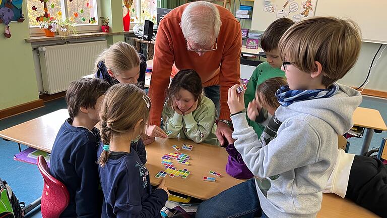 Die Kinder beim Strategiespiel Chromino.