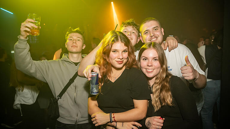 Zahleiche junge Leute feiern am Freitag 10.11.23 die Seminararbeitsabgabe Party im Airport in Würzburg.