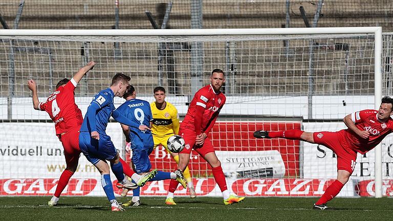 Trotz aller Gegenwehr der Würzburger – (von links) Yannick Scholz, Torhüter Vincent Friedsam, Lukas Gottwalt und Peter Kurzweg – unterlagen die roten Kickers aus dem Frankenland den blauen Kickers aus Stuttgart mit dem hier schießenden Loris Maier und Sinan Tekerci mit 0:2. Trotz aller Gegenwehr der Würzburger – (von links) Yannick Scholz, Torhüter Vincent Friedsam, Lukas Gottwalt und Peter Kurzweg – unterlagen die roten Kickers aus dem Frankenland den blauen Kickers aus Stuttgart mit dem hier schießenden Loris Maier und Sinan Tekerci mit 0:2.