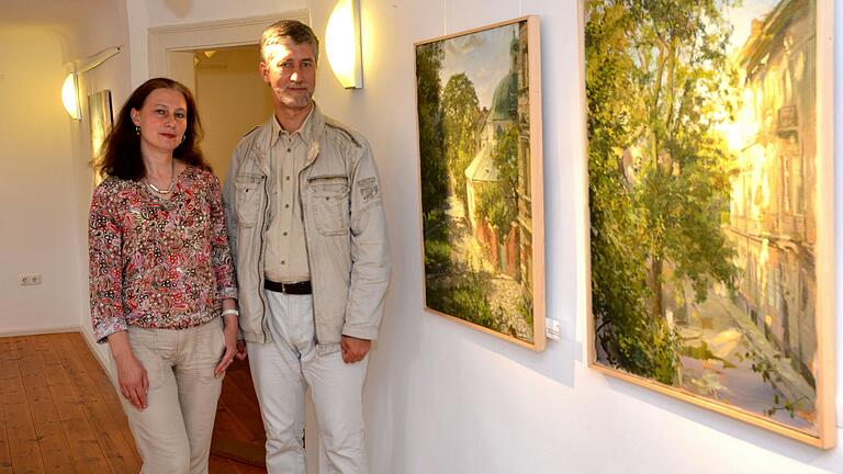 Dmitry Nayda und Nadja Streltsova freuen sich, in der neuen Ausstellunge „Spiegelungen“ ihre Werke in Ostheim vor der Rhön zeigen zu können. Dmitry Nayda und Nadja Streltsova freuen sich, in der neuen Ausstellunge „Spiegelungen“ ihre Werke in Ostheim vor der Rhön zeigen zu können.