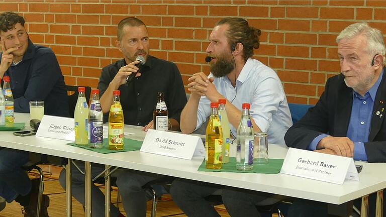 Es diskutierten (von links) Niklas Bieber vom VdK-Landesverband Bayern, Moderator Jürgen Gläser, David Schmitt von der Abteilung Sozialpolitik beim DGB Bayern sowie Gerhard Bauer vom VdK-Kreisverband Kitzingen.