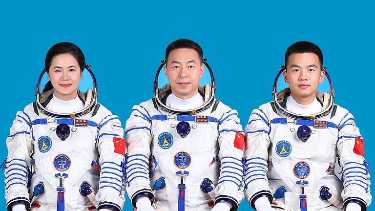 Raumfahrtprogramm von China       -  Die drei Raumfahrer werden ungefähr ein halbes Jahr im Weltall verbringen.