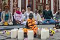 Ein Buddha vor der Marienkapelle? Der Flashmob für Weltfrieden sprach alle Menschen ohne religiöse Aussage an.