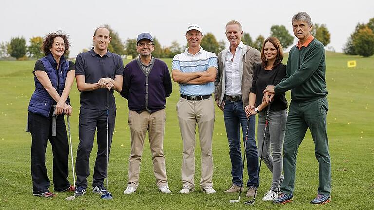 Generation Nicht-Golf trifft Generation Golf: (von links) Kabarettistin Birgit süß, Ex-Schwimm-Weltmeister Thomas Lurz, die beiden Golflehrer Stuart Bannerman und Trevor Pearman, Golf-Club-Würzburg-Präsident Bernhard May, Main-Post-Sportredakteurin Natalie Greß und Olympia-Fechter Dieter Schneider.