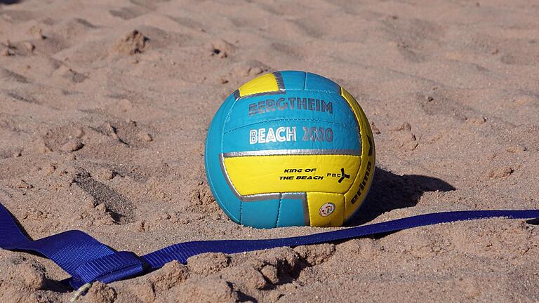 &quot;Bergtheim Beach 2020&quot; steht auf dem Ball, mit dem das erste Beachvolleyball-Spiel auf dem neuen Platz in Bergtheim gespielt wurde.