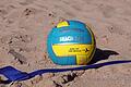 &quot;Bergtheim Beach 2020&quot; steht auf dem Ball, mit dem das erste Beachvolleyball-Spiel auf dem neuen Platz in Bergtheim gespielt wurde.