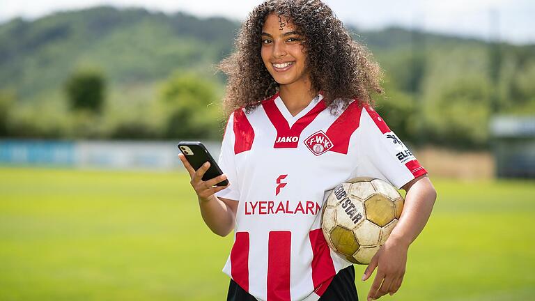 Neue Generation: Fußballerinnen wie Jeanette Harttung vom FC Würzburger Kickers sehen in Datenerhebungen beim Training viele Vorteile – bis hin zur Verletzungsprophylaxe. Neue Generation: Fußballerinnen wie Jeanette Harttung vom FC Würzburger Kickers sehen in Datenerhebungen beim Training viele Vorteile – bis hin zur Verletzungsprophylaxe.