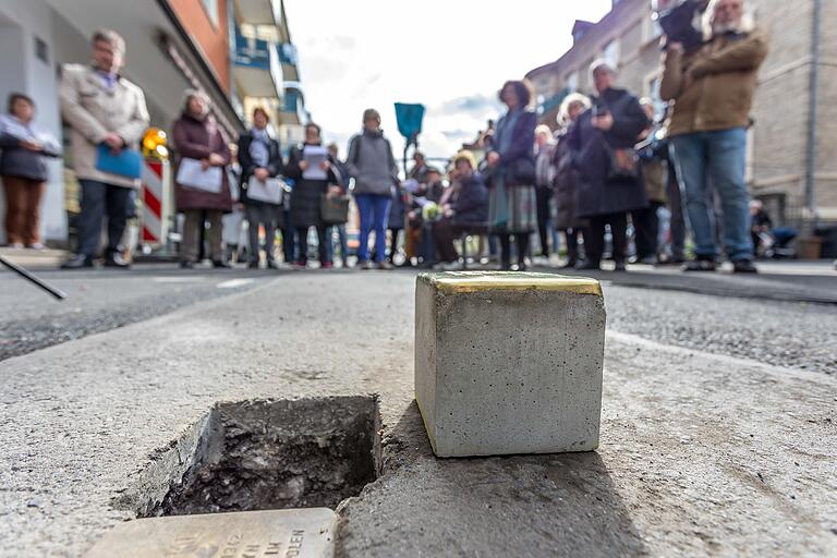 Rund 40 Menschen besuchen die Stolpersteinverlegung für Johanette Frank in der Rottendorfer Straße 9 in Würzburg. Rund 40 Menschen besuchen die Stolpersteinverlegung für Johanette Frank in der Rottendorfer Straße 9 in Würzburg. 