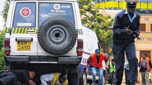 In Deckung: Menschen in Nairobi suchen Schutz, nachdem die Armee mit der Erstürmung des besetzten Einkaufszentrums begonnen hat.